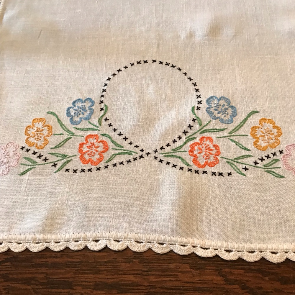 Excellent condition vintage dresser scarf or table runner